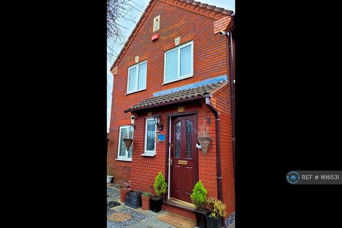 3 Bedroom Detached House To Rent In Stornaway Road, Slough, SL3