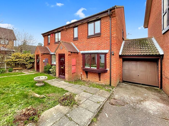 3 Bedroom Semi-Detached House For Sale In Reedsdale, Luton, Bedfordshire, LU2