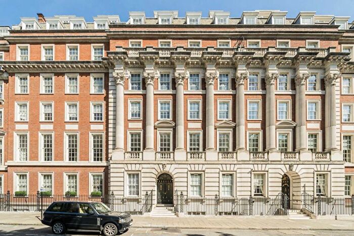 3 Bedroom Flat To Rent In Grosvenor Square, London, W1K
