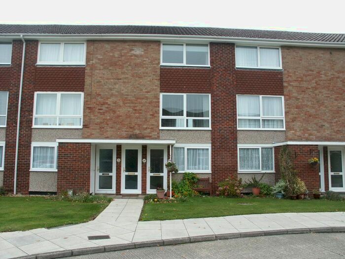 2 Bedroom Flat To Rent In Forest Court, Ashley Rd, New Milton, Hants, BH25