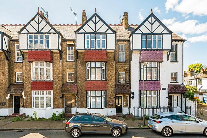 1 Bedroom Flat To Rent In The Avenue, Lower Sunbury, TW16