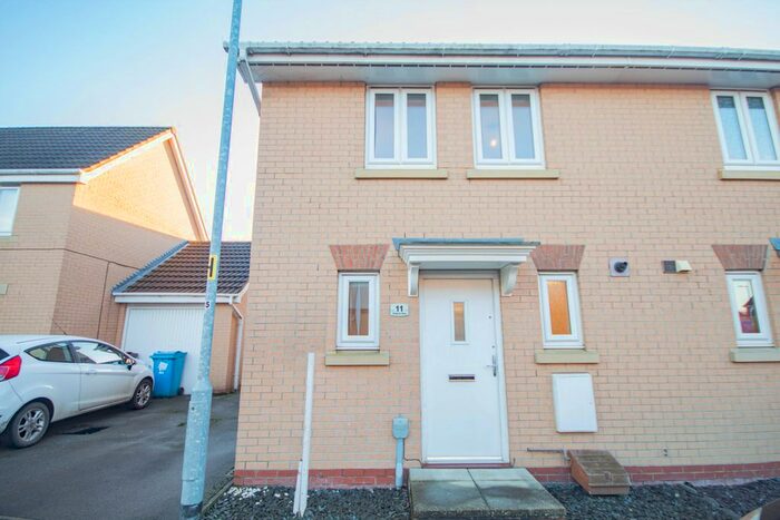 3 Bedroom Semi-Detached House To Rent In Pasture View, Kingswood, Hull, HU7