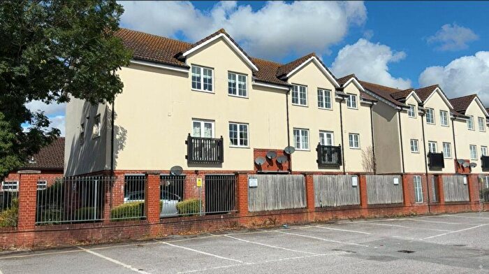 2 Bedroom Apartment For Sale In Bath Road, Thatcham, Berkshire, RG18