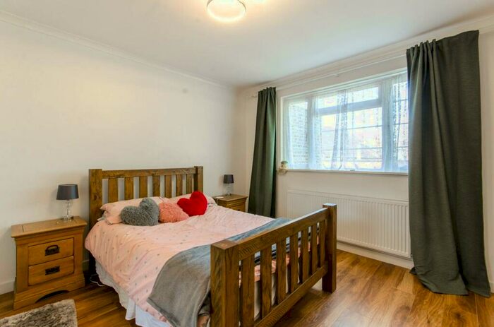 2 Bedroom Flat To Rent In Green Lanes, Winchmore Hill, London, N21