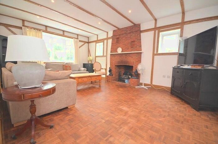 5 Bedroom Detached House To Rent In Noak Hill Road, Romford RM3