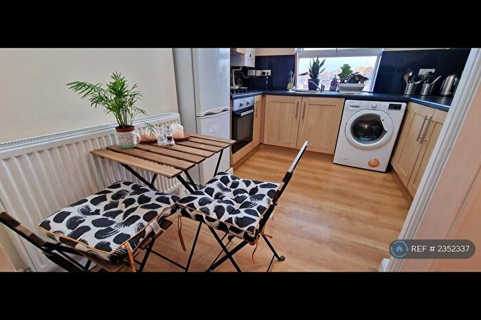 2 Bedroom Flat To Rent In Meanwood Road, Leeds, LS6