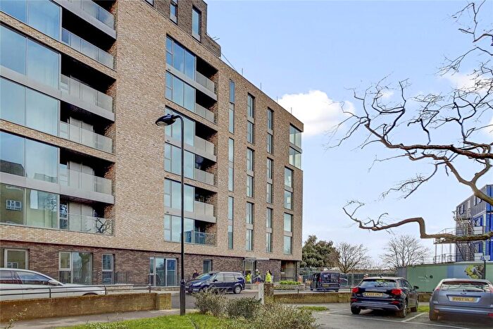 2 Bedroom Apartment For Sale In The Shoreline Building, Newnton Close, N4