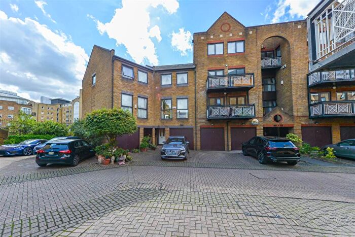 4 Bedroom Town House For Sale In Goodhart Place, London, E14