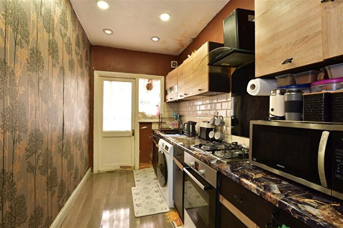 3 Bedroom End Terrace House For Sale In Gordon Road, Ilford, Essex, IG1