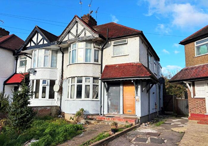 2 Bedroom Flat For Sale In Braemar Avenue, Neasden, London, NW10