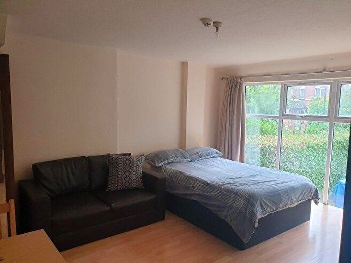 Studio To Rent In Chatsworth Road, NW2