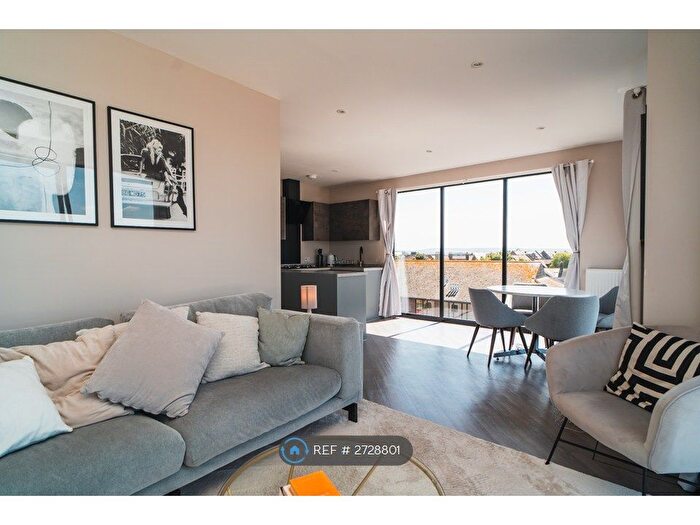 2 Bedroom Flat To Rent In West Quay Road, Poole, BH15