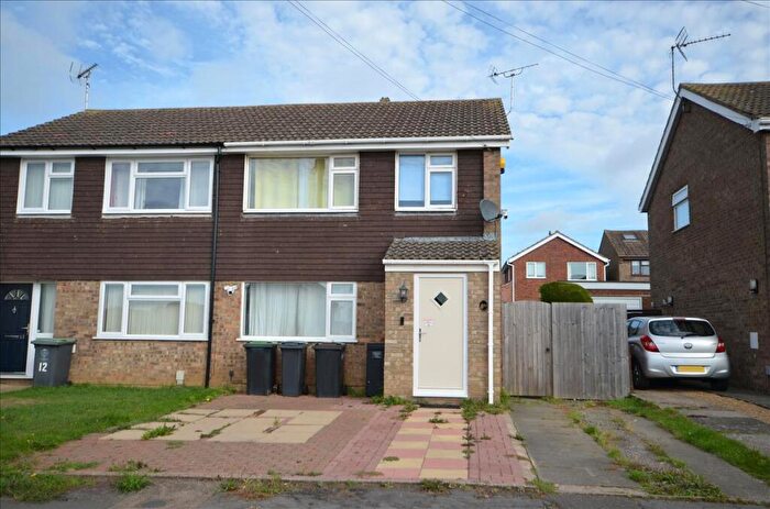 3 Bedroom Semi-Detached House For Sale In Bates Avenue, Risngstead, Northamptonshire, NN14