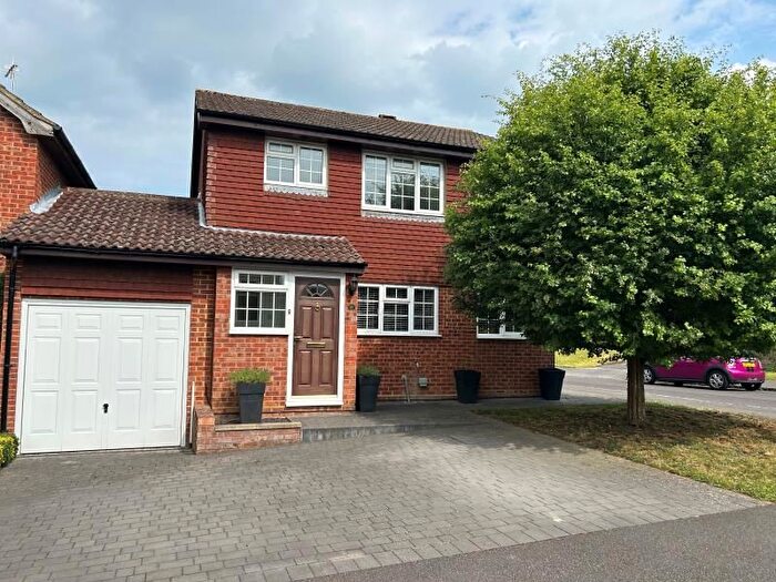 3 Bedroom Link Detached House To Rent In Parkview Vale, Merrow Park, GU4