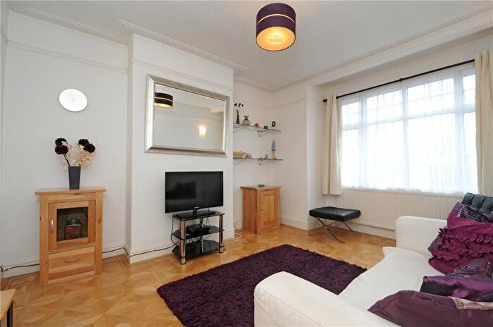 2 Bedroom Maisonette To Rent In Colney Hatch Lane, London, N10