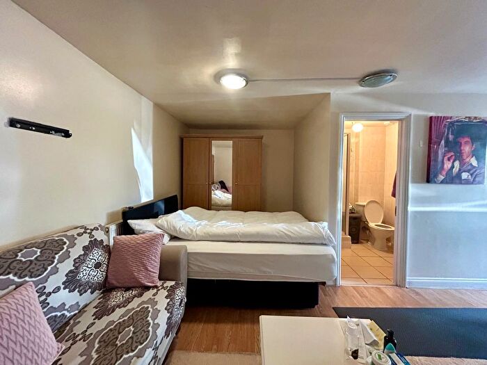 Studio To Rent In London, N15