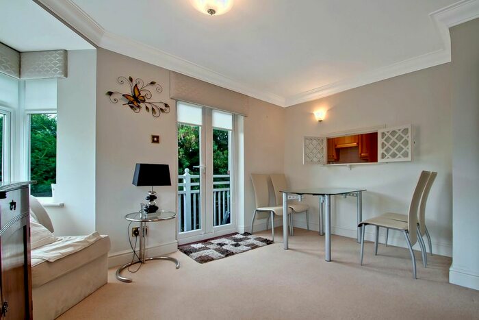 2 Bedroom Flat To Rent In Belmont Road, Bushey, WD23