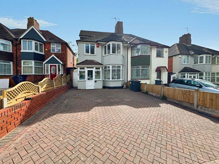 4 Bedroom Semi Detached House For Sale In Kingstanding Road, Birmingham, B44