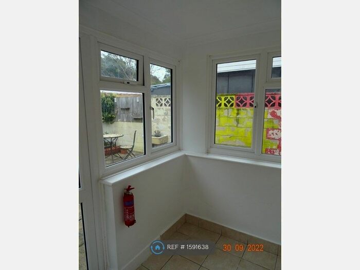 3 Bedroom Semi-Detached House To Rent In Holland Place, Southampton, SO16