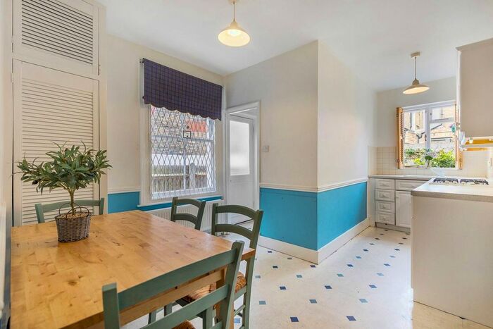 2 Bedroom Flat To Rent In Townmead Road, Sands End, London, SW6