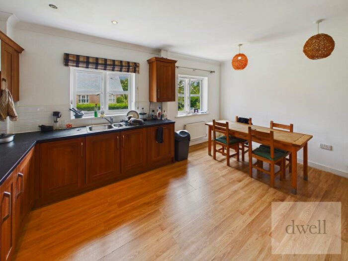 4 Bedroom Flat To Rent In Alnwick View, Weetwood, Leeds, LS16