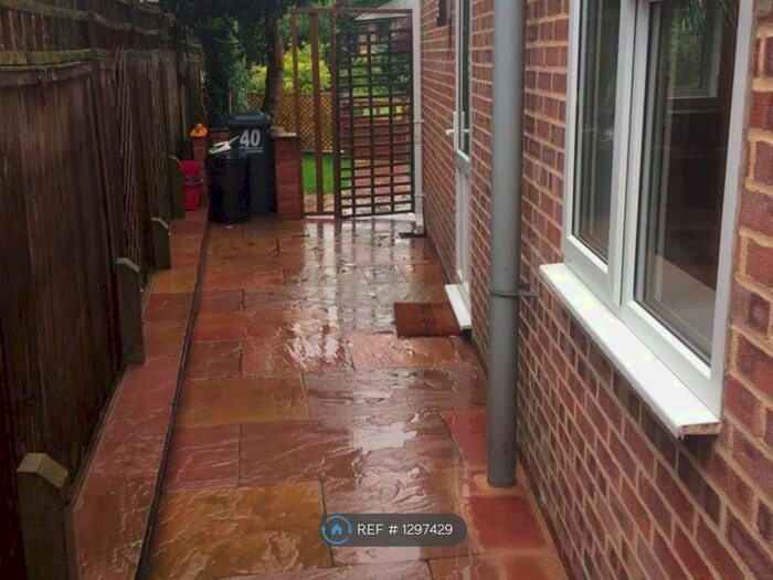 Studio To Rent In Littlebrook Gardens, Cheshunt, Waltham Cross EN8