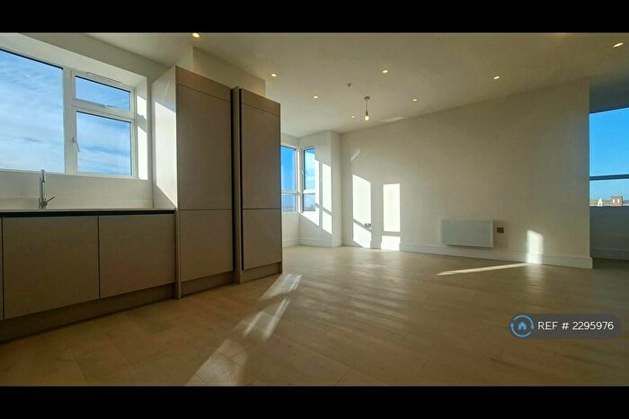 2 Bedroom Flat To Rent In Raffles House, Hendon, NW4