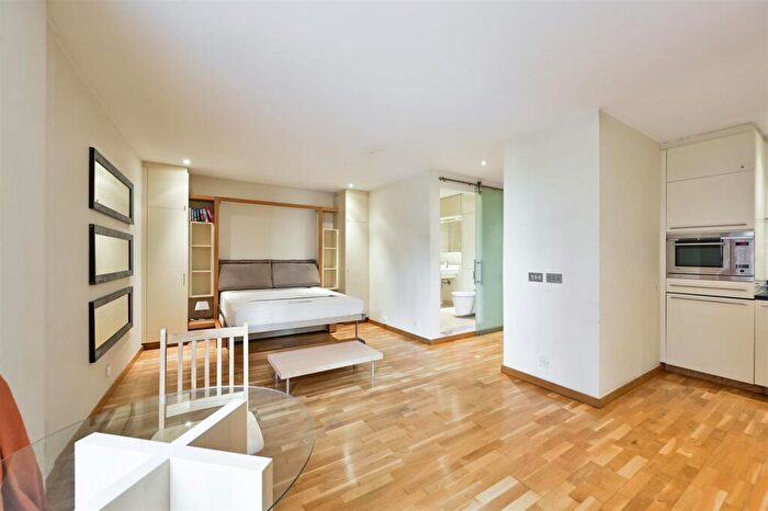 Flat To Rent In Hosier Lane, West Smithfield, London, EC1A