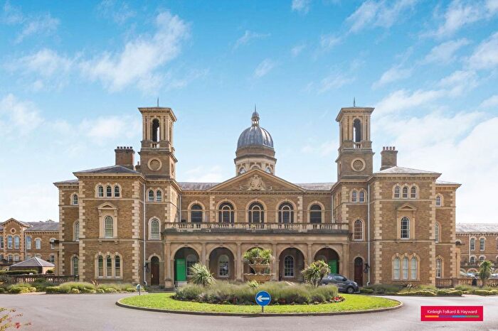 3 Bedroom Flat To Rent In Royal Drive, London, N11