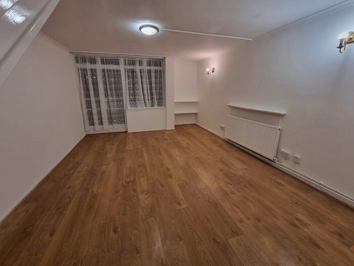 2 Bedroom Flat To Rent In Joyce Avenue, London N18