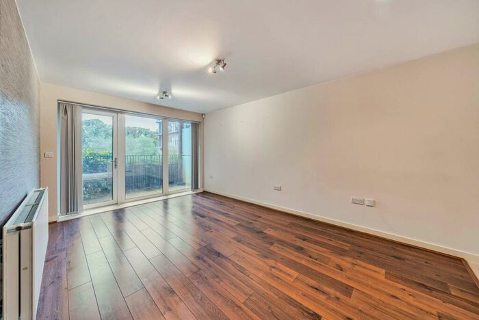 2 Bedroom Flat To Rent In Victoria Court, Stanmore, HA7
