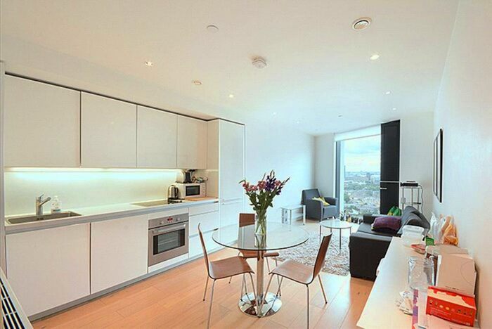 2 Bedroom Flat To Rent In Walworth Road, Elephant And Castle, London, SE1