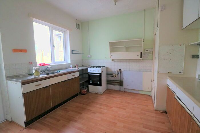 3 Bedroom Bungalow To Rent In Levett Gardens, Ilford, Essex, IG3