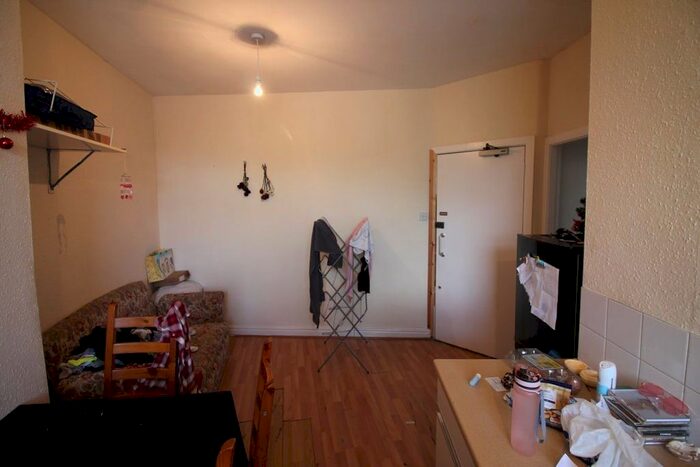 2 Bedroom Flat To Rent In - The Crescent, Leeds, West Yorkshire, LS6