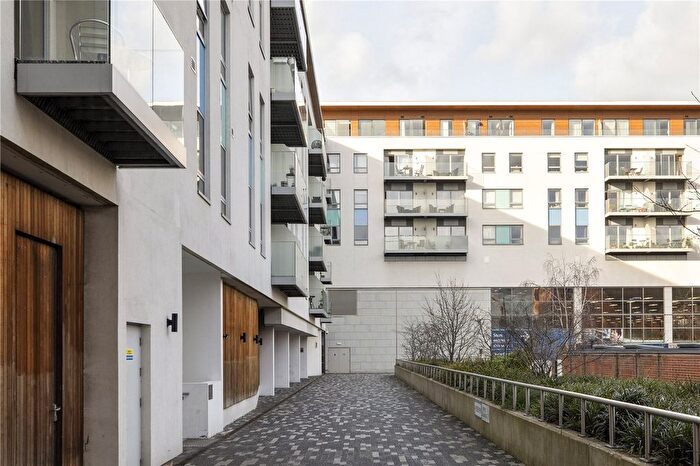 2 Bedroom Flat For Sale In Streatham High Road, London, SW16