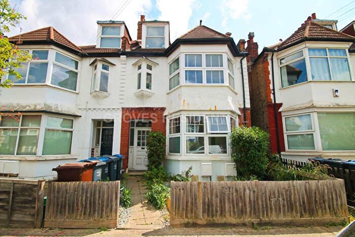 2 Bedroom Flat To Rent In Claremont Avenue, New Malden, KT3
