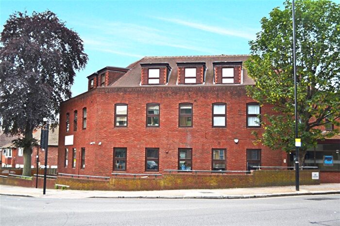 1 Bedroom Flat To Rent In Bambri Court, Isleworth, TW7