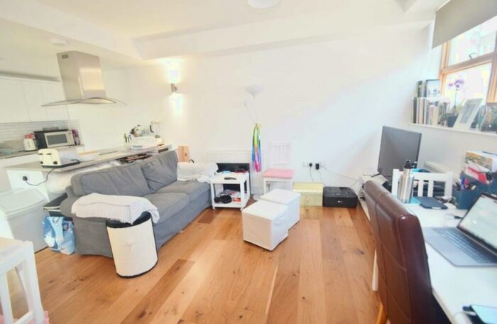 1 Bedroom Flat To Rent In Accommodation Road, Golders Green, NW11