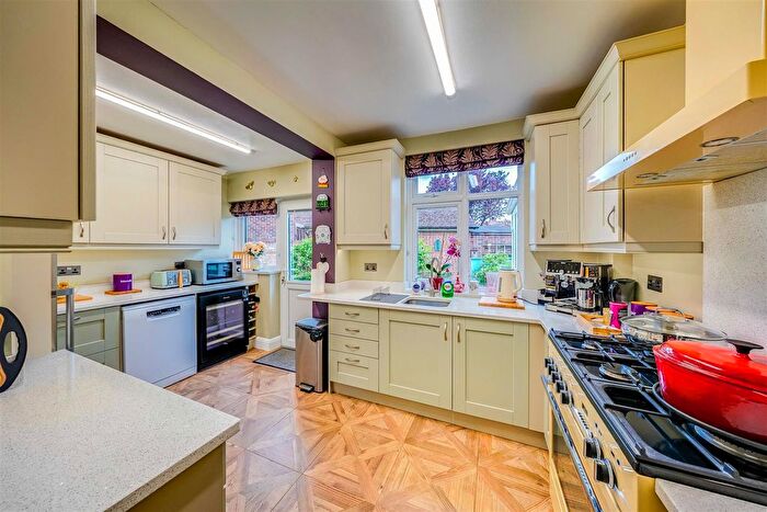 5 Bedroom Semi Detached House For Sale In Hedge Place Road, Greenhithe, DA9