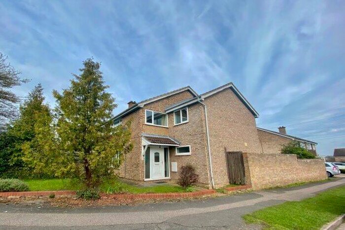 4 Bedroom Semi-Detached House To Rent In Goodrich Avenue, Bedford, MK41