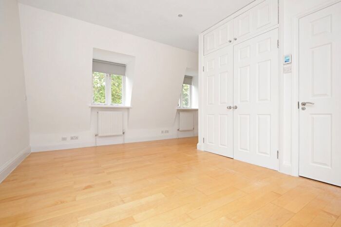 3 Bedroom Mews To Rent In Albion Mews, London, Marble Arch, W2