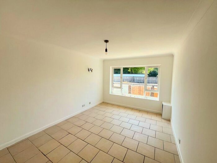 2 Bedroom Maisonette To Rent In Camp Road, St Albans, AL1