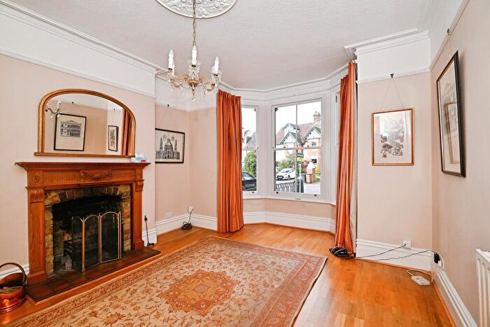 4 Bedroom Semi Detached House For Sale In Bower Mount Road, Maidstone, Kent, ME16