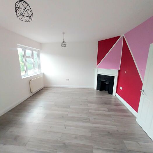 2 Bedroom Flat To Rent In Brighton Road, Hooley, CR5