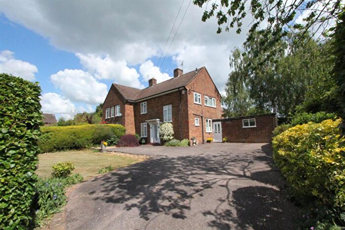 3 Bedroom Semi-Detached House For Sale In Lemsford Lane, Welwyn Garden City, AL8