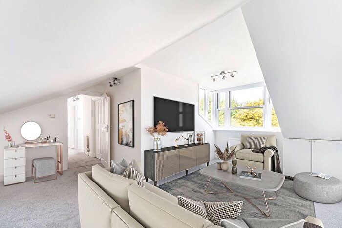 2 Bedroom Flat To Rent In Cambridge Gardens, North Kensington, London, W10