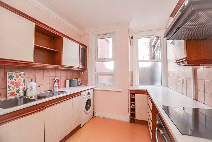1 Bedroom Flat To Rent In Valkyrie Road, Westcliff-On-Sea, SS0