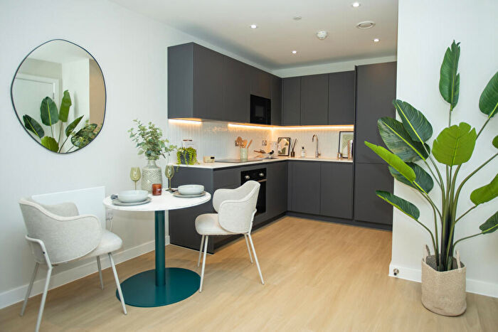 1 Bedroom Apartment To Rent In Emporium House East, Alloway Courtyard, Weldale Street, Reading, RG1