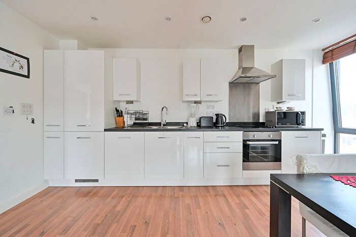 2 Bedroom Flat To Rent In Cranston Court, Shepherd's Bush, London, W12
