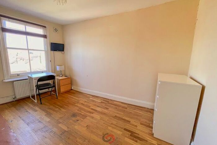 Studio To Rent In Blythe Road, Shepherds Bush, W14